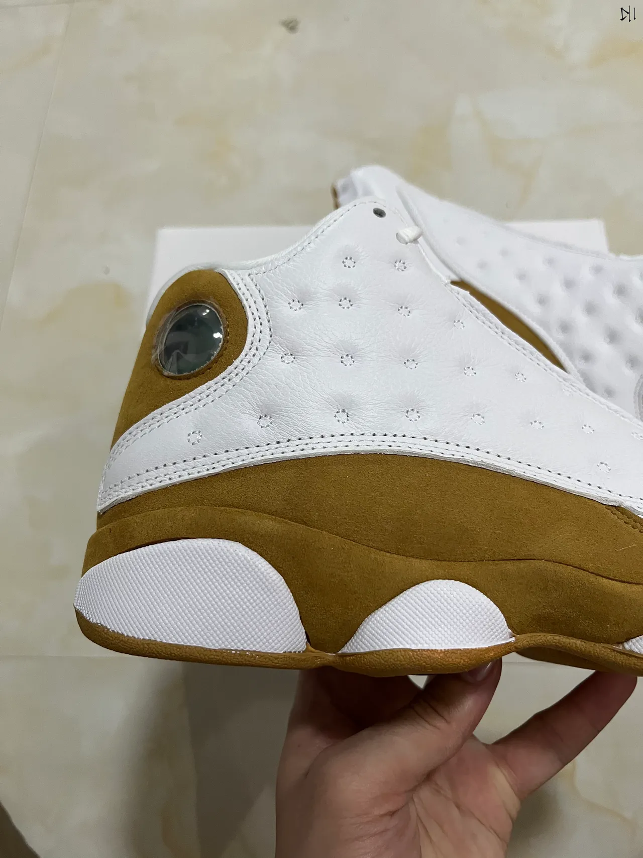 حذاء كرة السلة Air Jordan 13 المبطن باللونين الأبيض والبني الفاتح 10