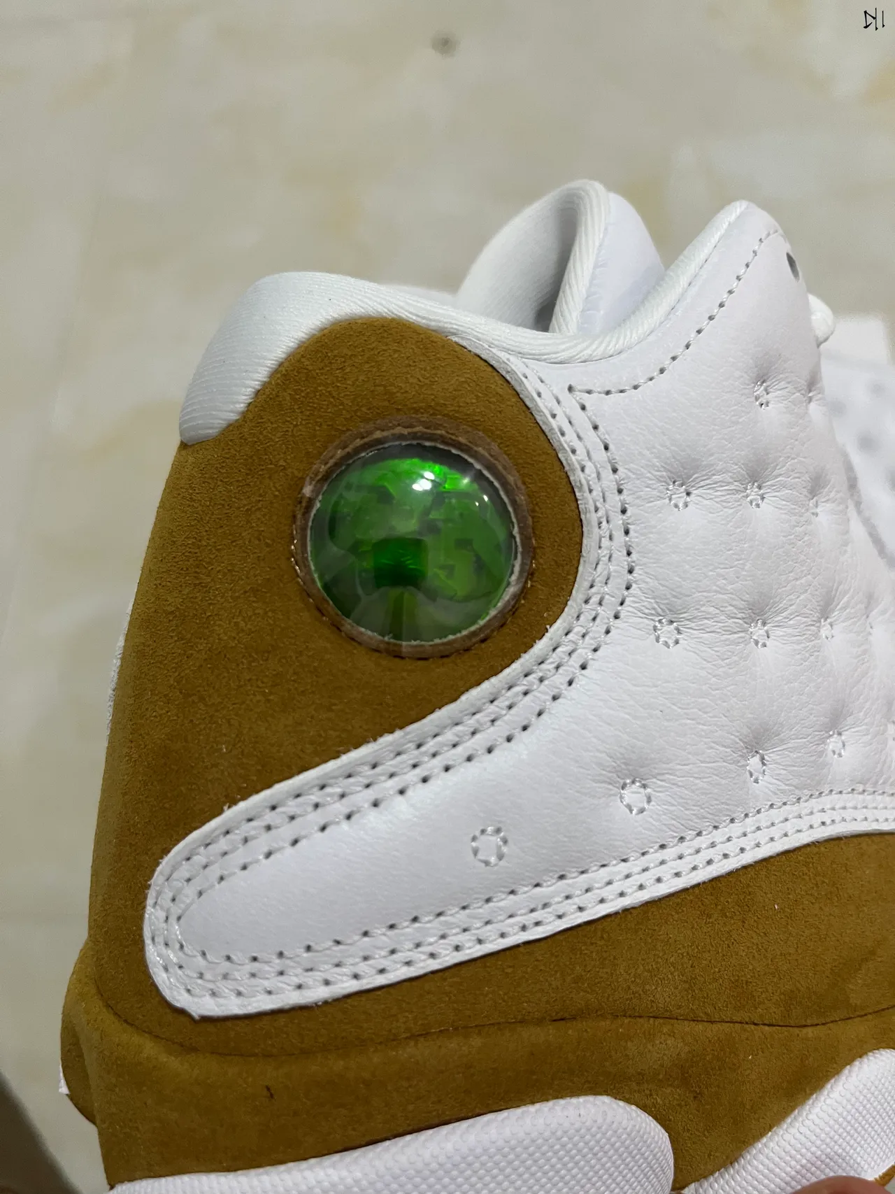 حذاء كرة السلة Air Jordan 13 المبطن باللونين الأبيض والبني الفاتح 11