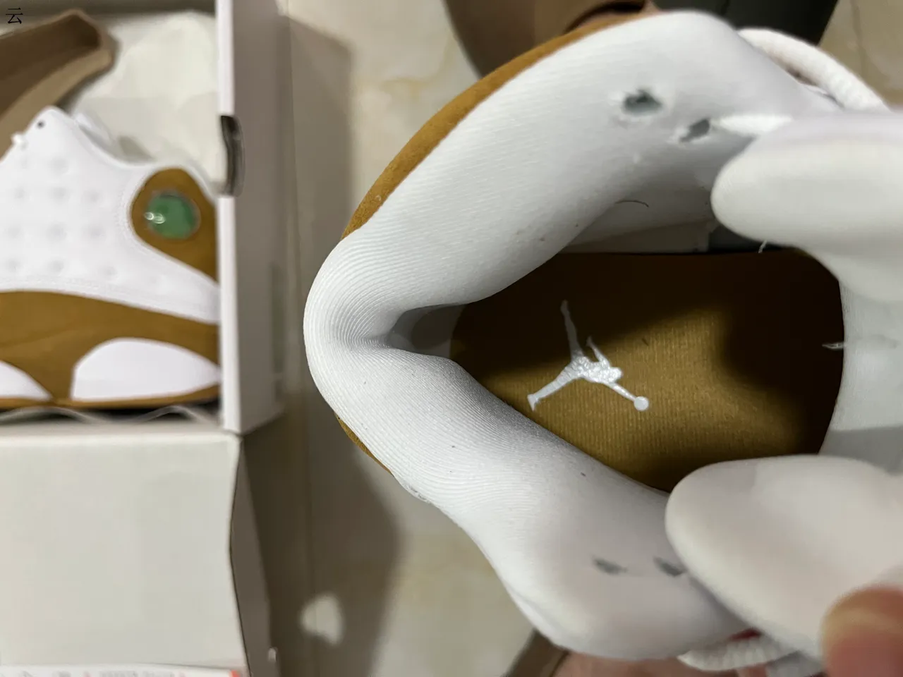 حذاء كرة السلة Air Jordan 13 المبطن باللونين الأبيض والبني الفاتح 12