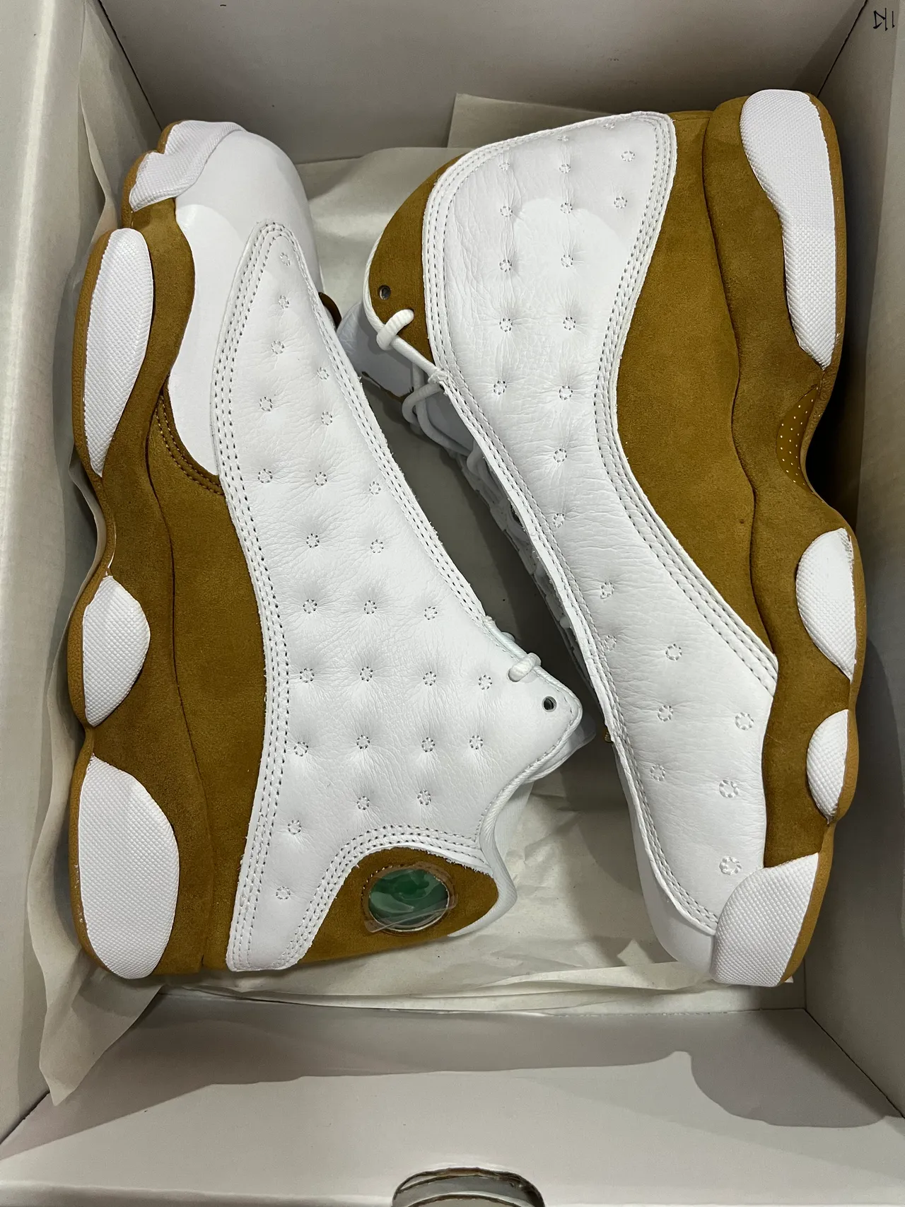 حذاء كرة السلة Air Jordan 13 المبطن باللونين الأبيض والبني الفاتح 13