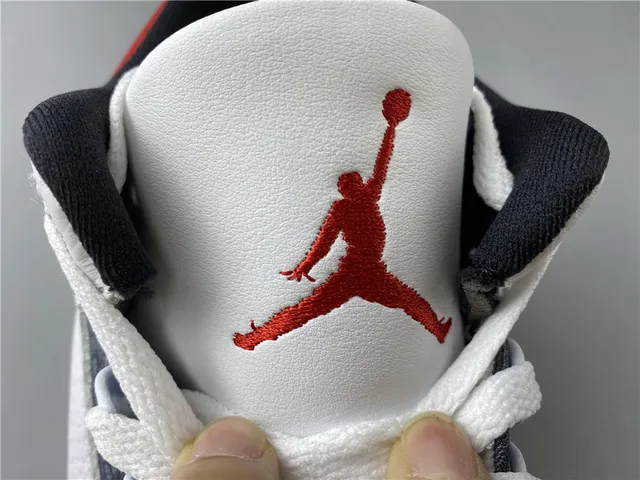 Air Jordan 3 白深灰红篮球鞋 14