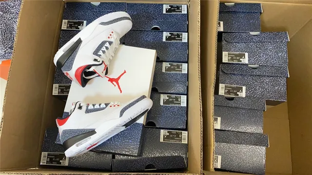 Air Jordan 3 白深灰红篮球鞋 23