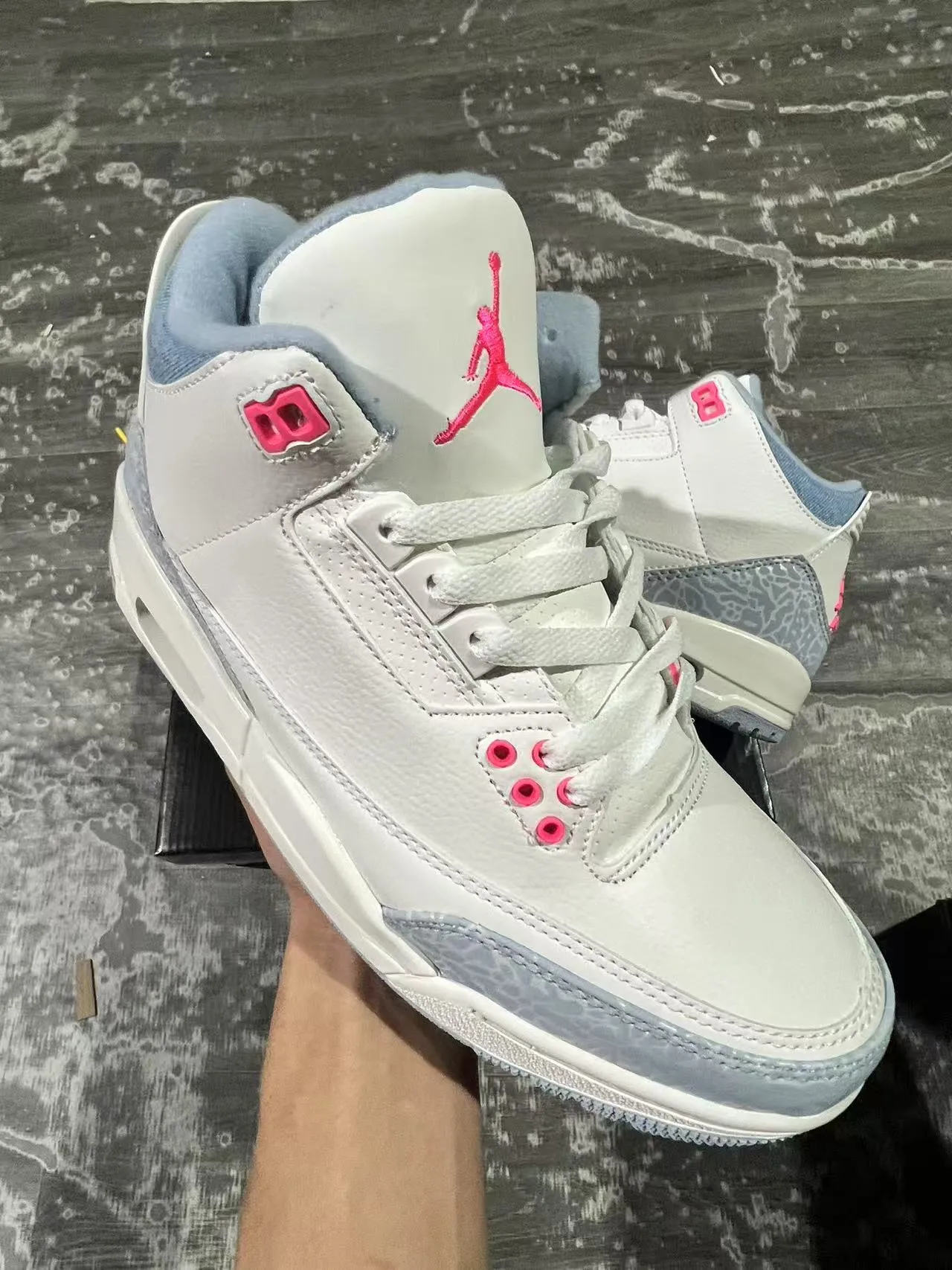 Chaussures de basketball Air Jordan 3 à imprimé éléphant blanc, bleu clair et rose 2