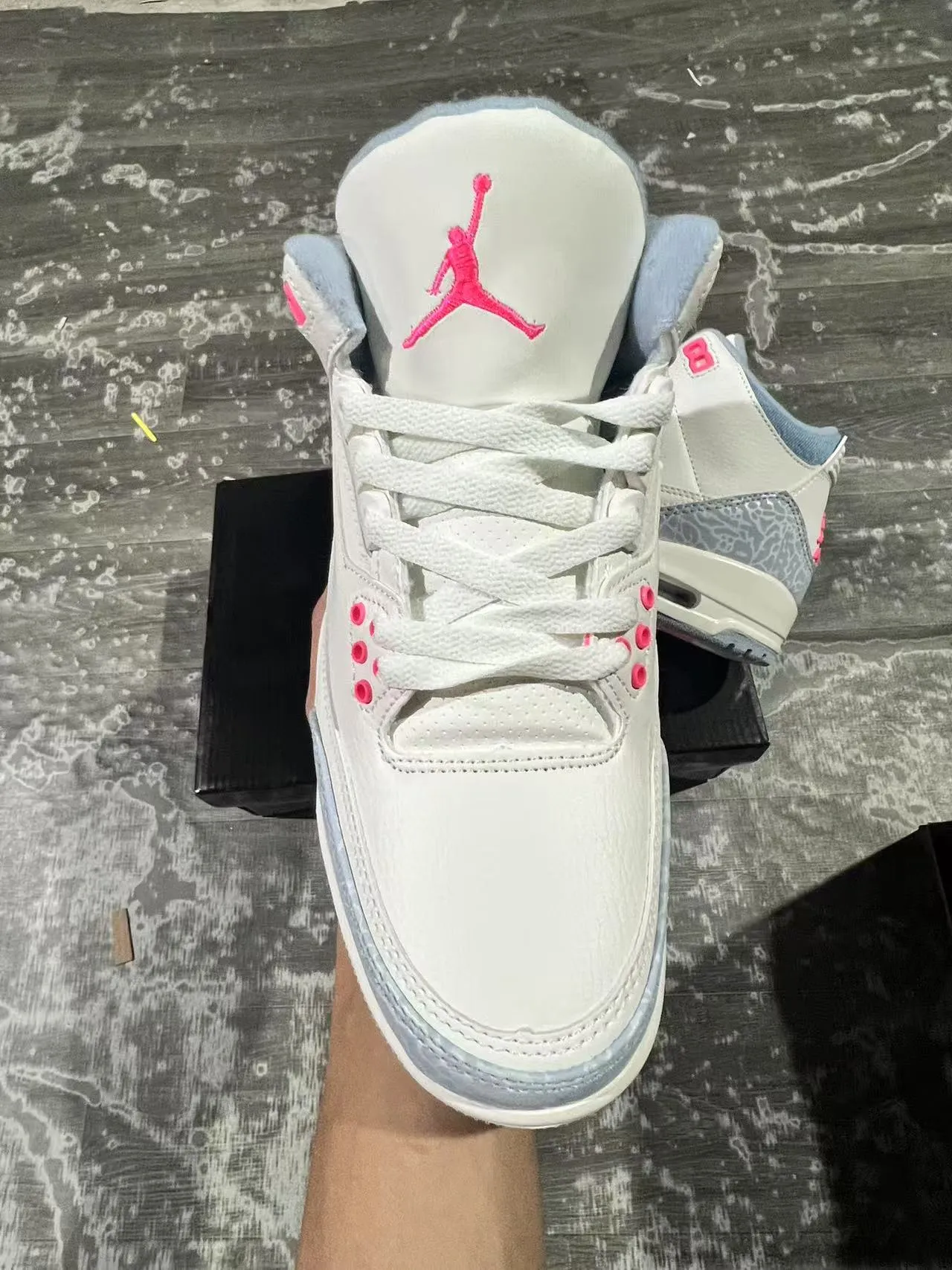 Chaussures de basketball Air Jordan 3 à imprimé éléphant blanc, bleu clair et rose 3
