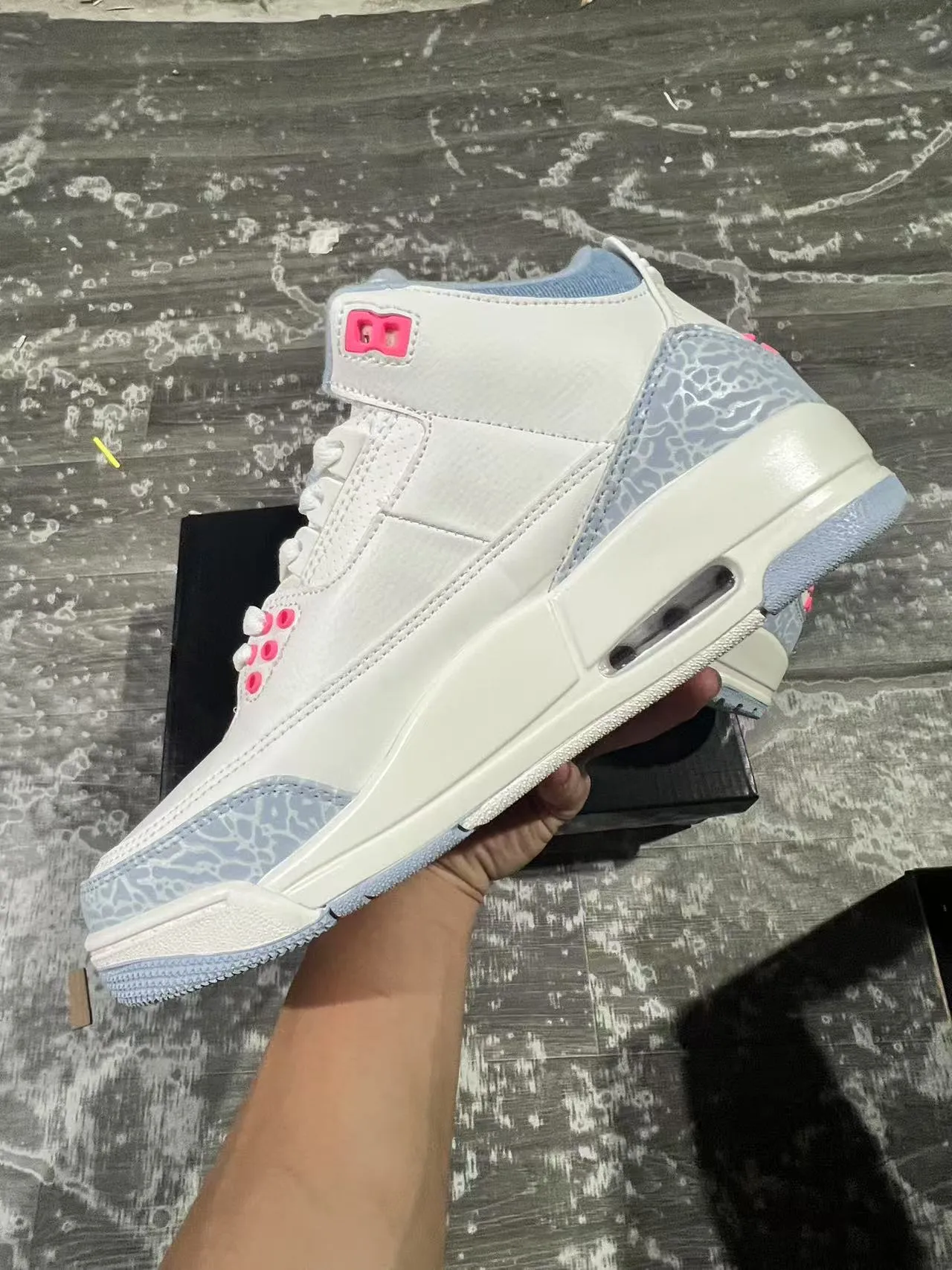 Chaussures de basketball Air Jordan 3 à imprimé éléphant blanc, bleu clair et rose 4