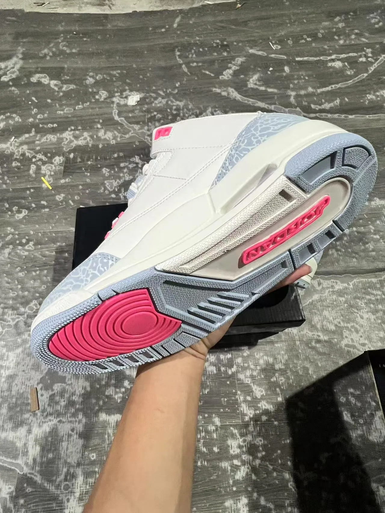 Chaussures de basketball Air Jordan 3 à imprimé éléphant blanc, bleu clair et rose 5