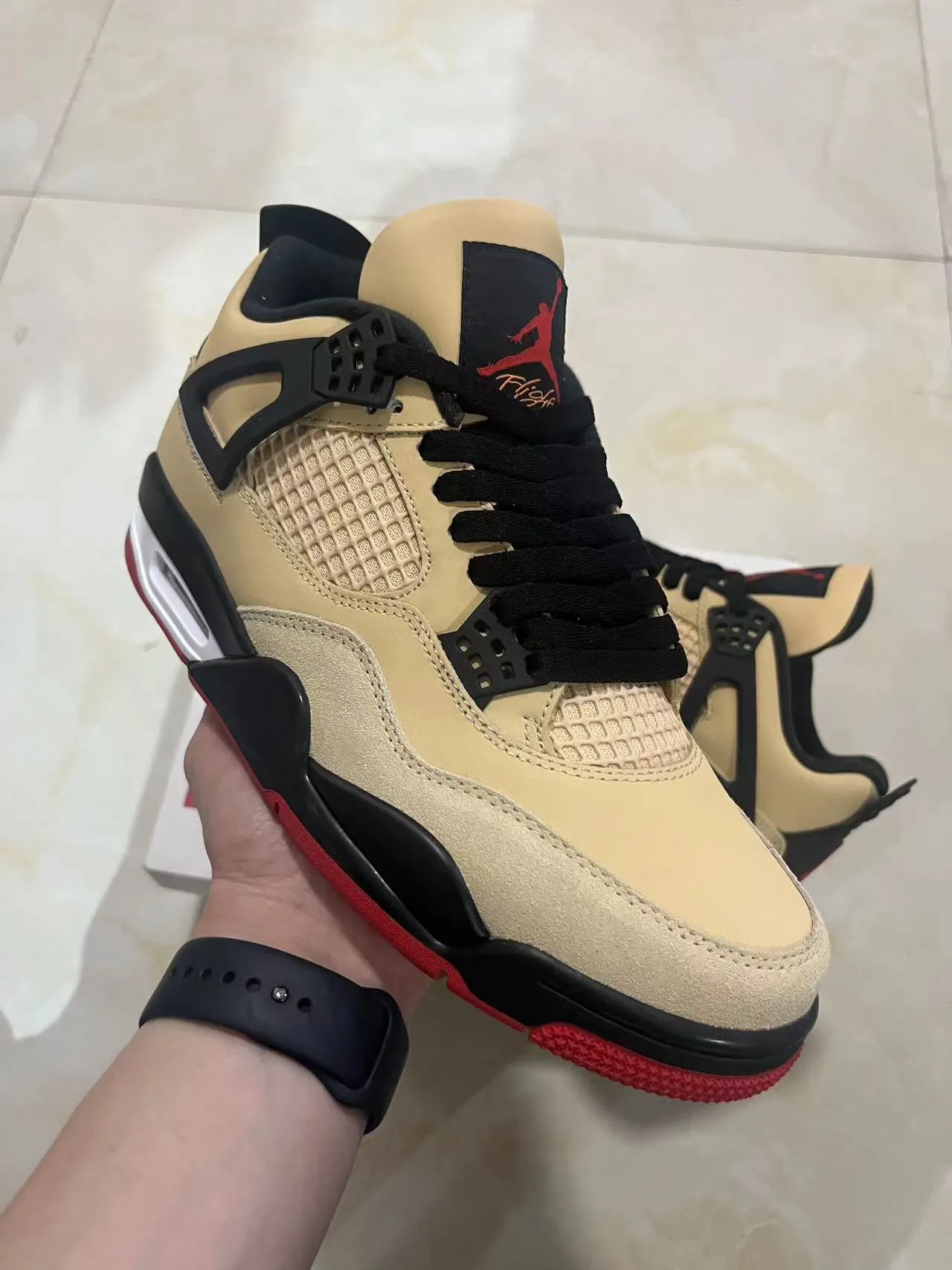 Chaussures de basketball Air Jordan 4 beige noir rouge 2