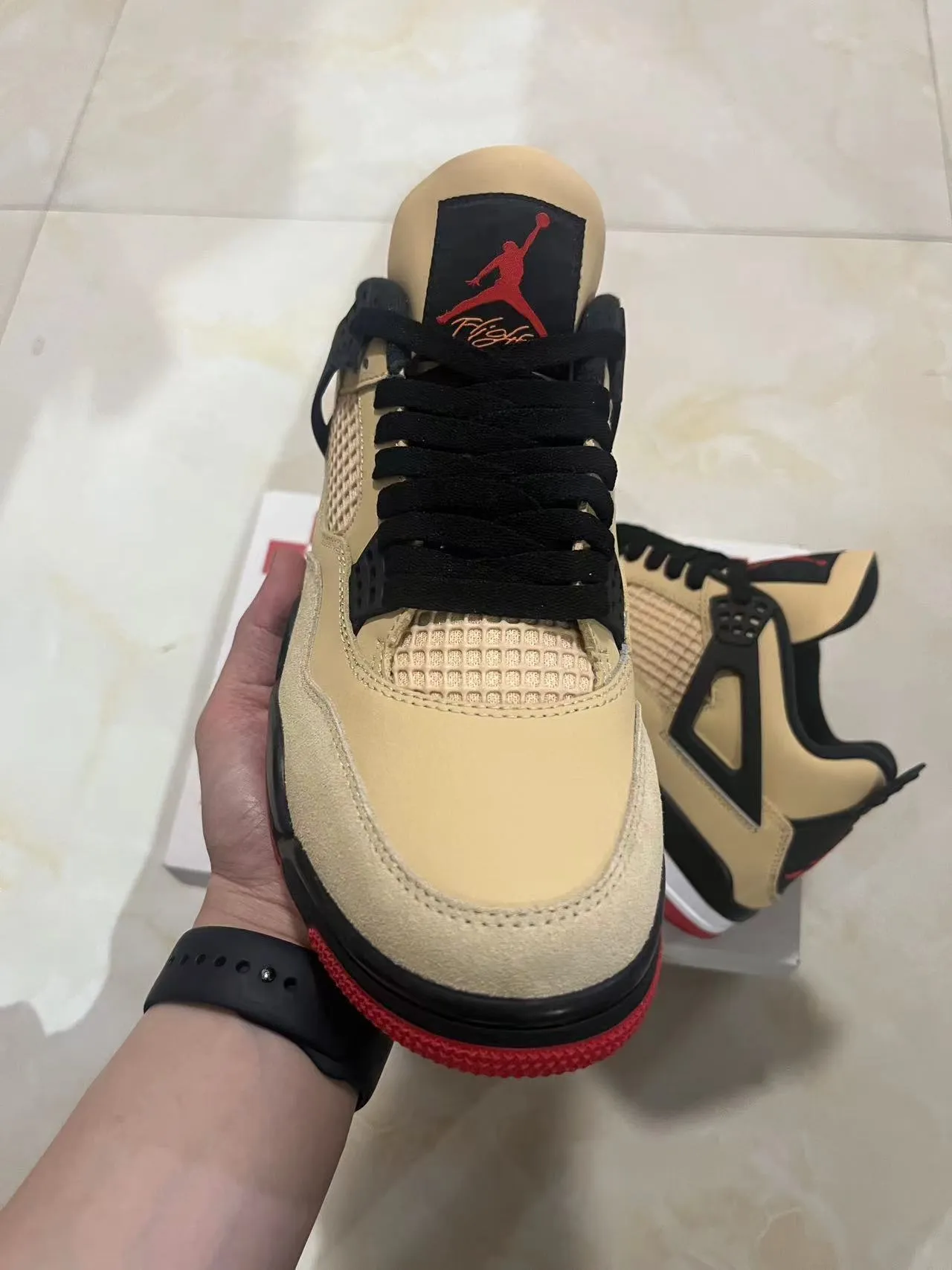 Chaussures de basketball Air Jordan 4 beige noir rouge 3