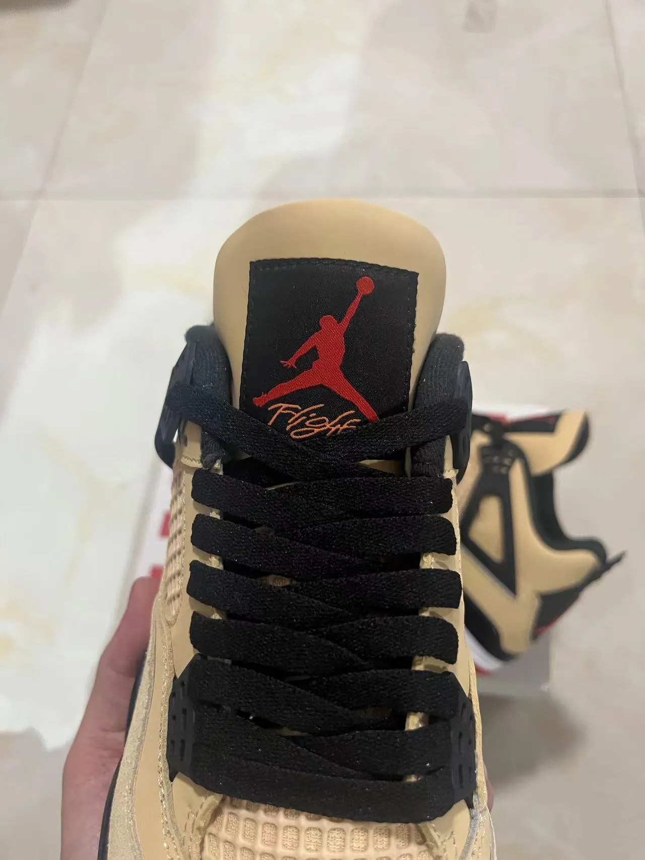 Chaussures de basketball Air Jordan 4 beige noir rouge 4