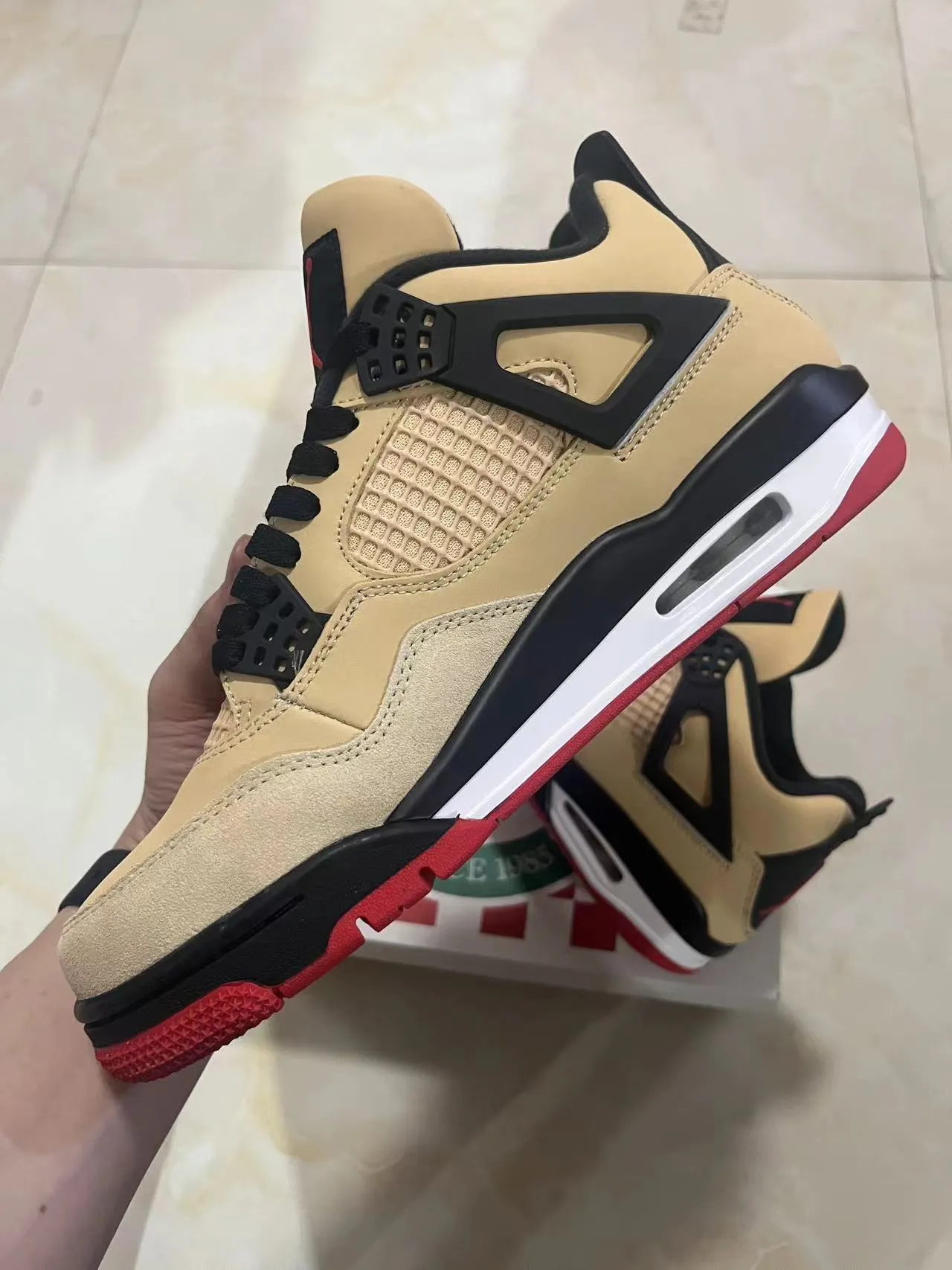Chaussures de basketball Air Jordan 4 beige noir rouge 5