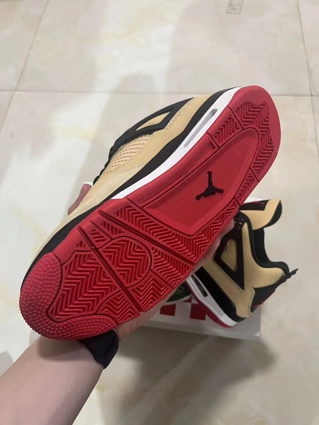 Chaussures de basketball Air Jordan 4 beige noir rouge 6