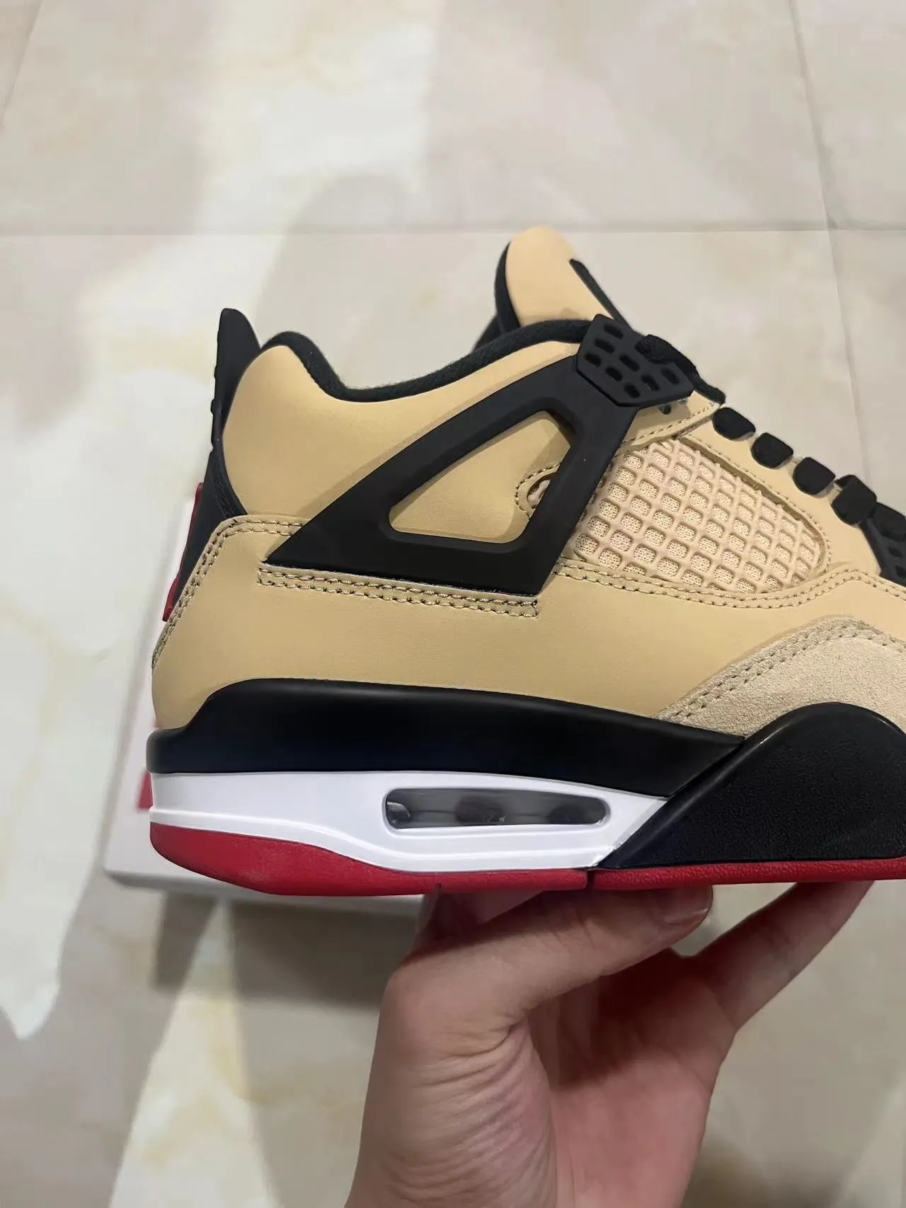 Chaussures de basketball Air Jordan 4 beige noir rouge 7