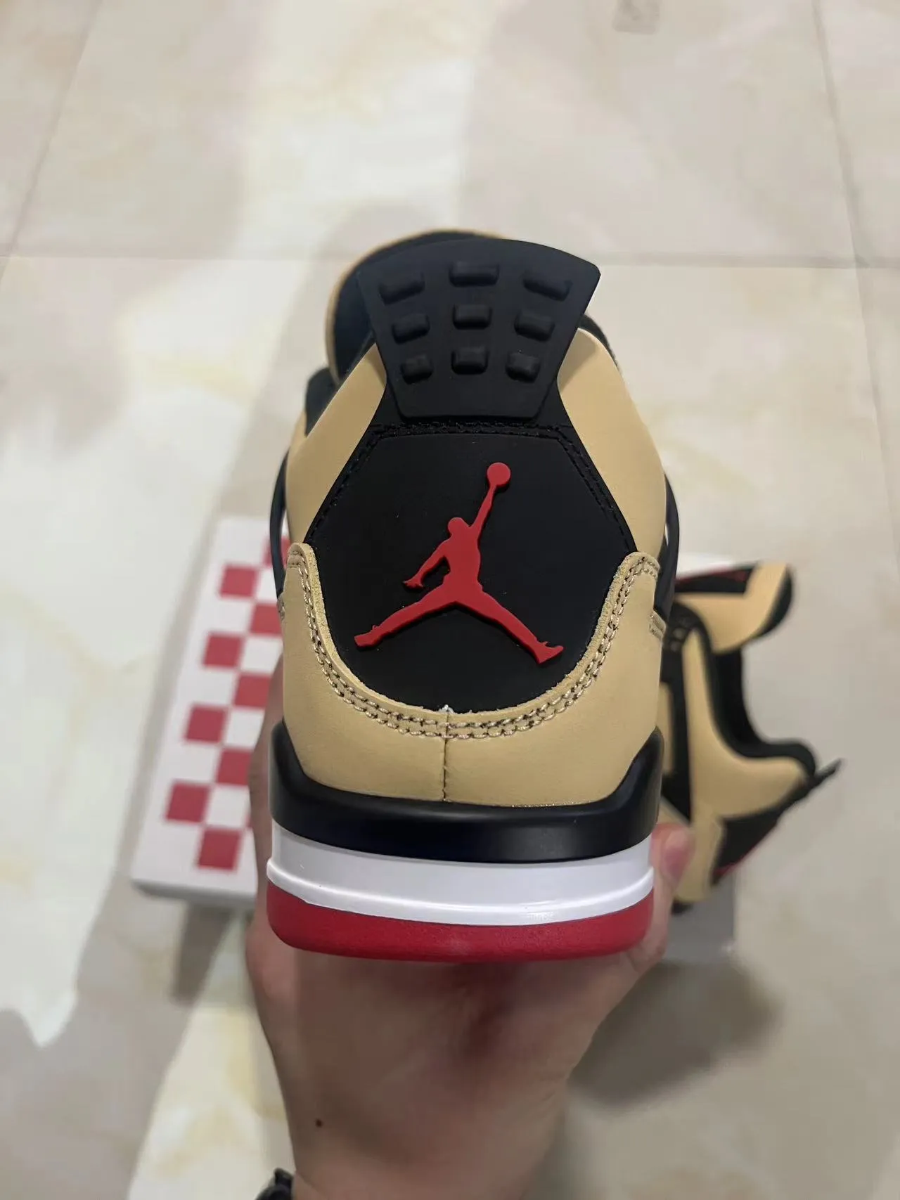 Chaussures de basketball Air Jordan 4 beige noir rouge 8