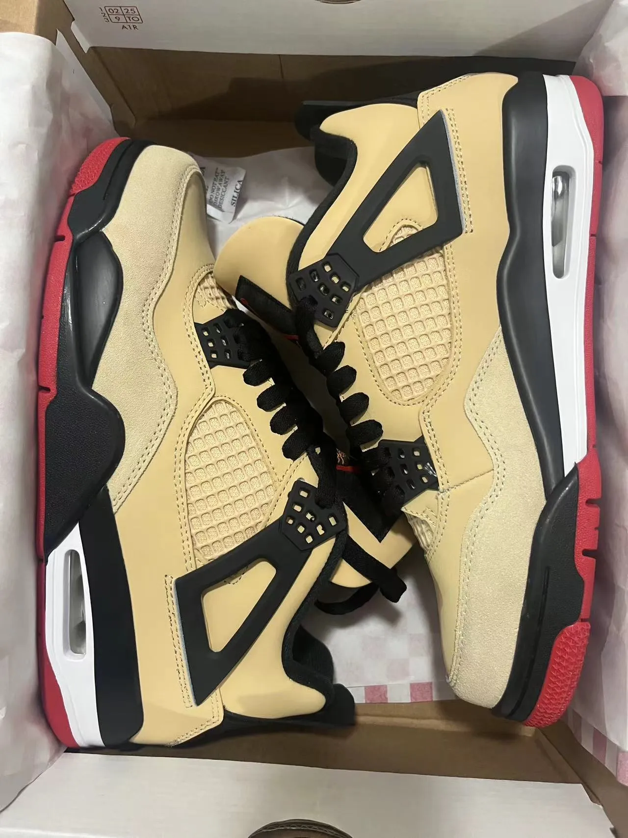 Chaussures de basketball Air Jordan 4 beige noir rouge 9
