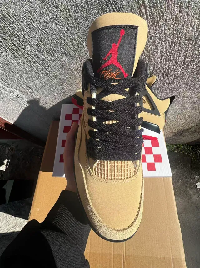 حذاء كرة السلة Air Jordan 4 بيج وأسود وأحمر 3