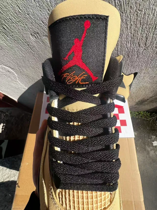 حذاء كرة السلة Air Jordan 4 بيج وأسود وأحمر 4