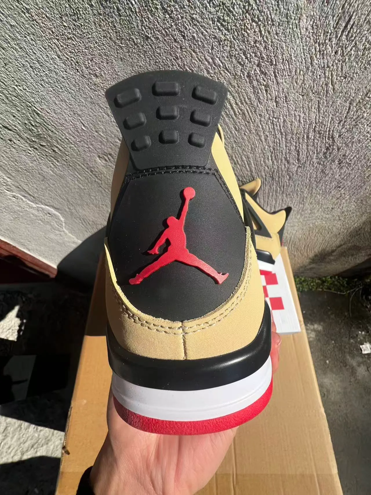 حذاء كرة السلة Air Jordan 4 بيج وأسود وأحمر 8