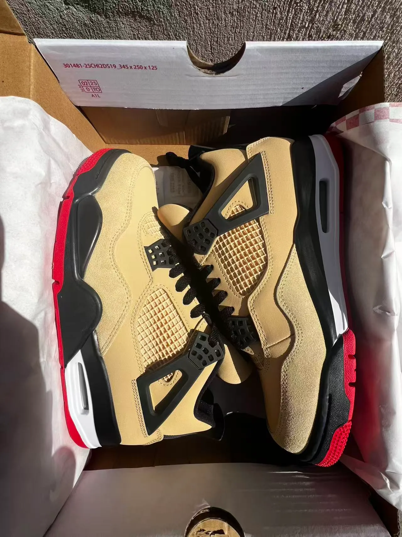 حذاء كرة السلة Air Jordan 4 بيج وأسود وأحمر 9