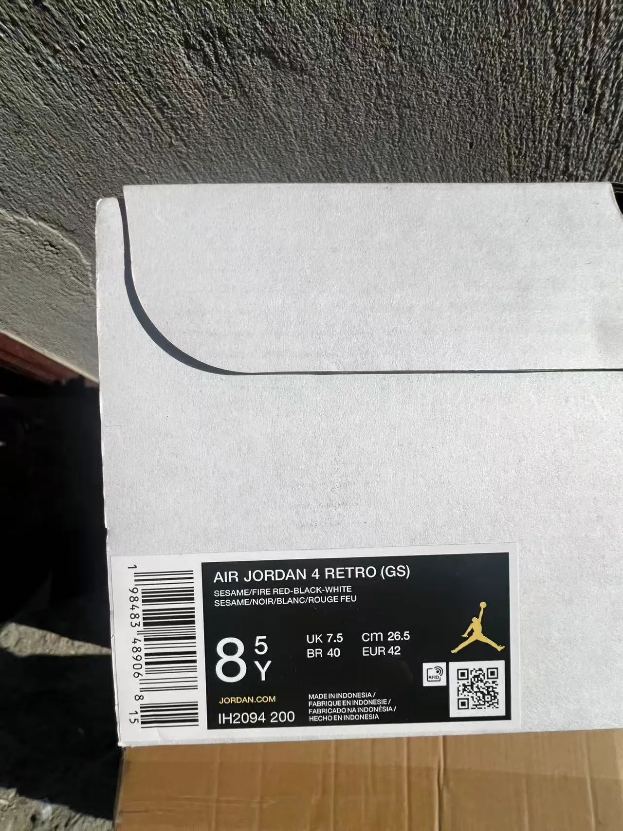 حذاء كرة السلة Air Jordan 4 بيج وأسود وأحمر 10