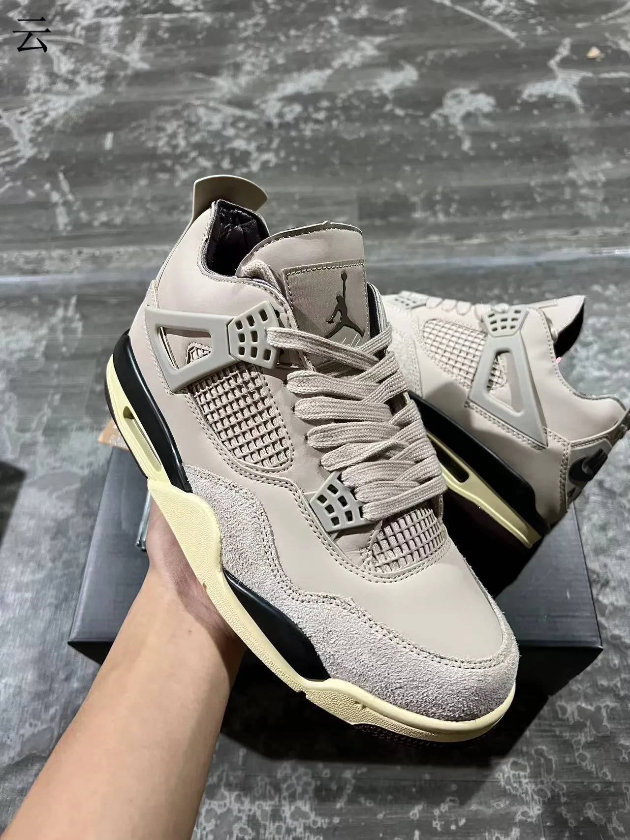 حذاء كرة السلة Air Jordan 4 بيج كريمي أسود 2