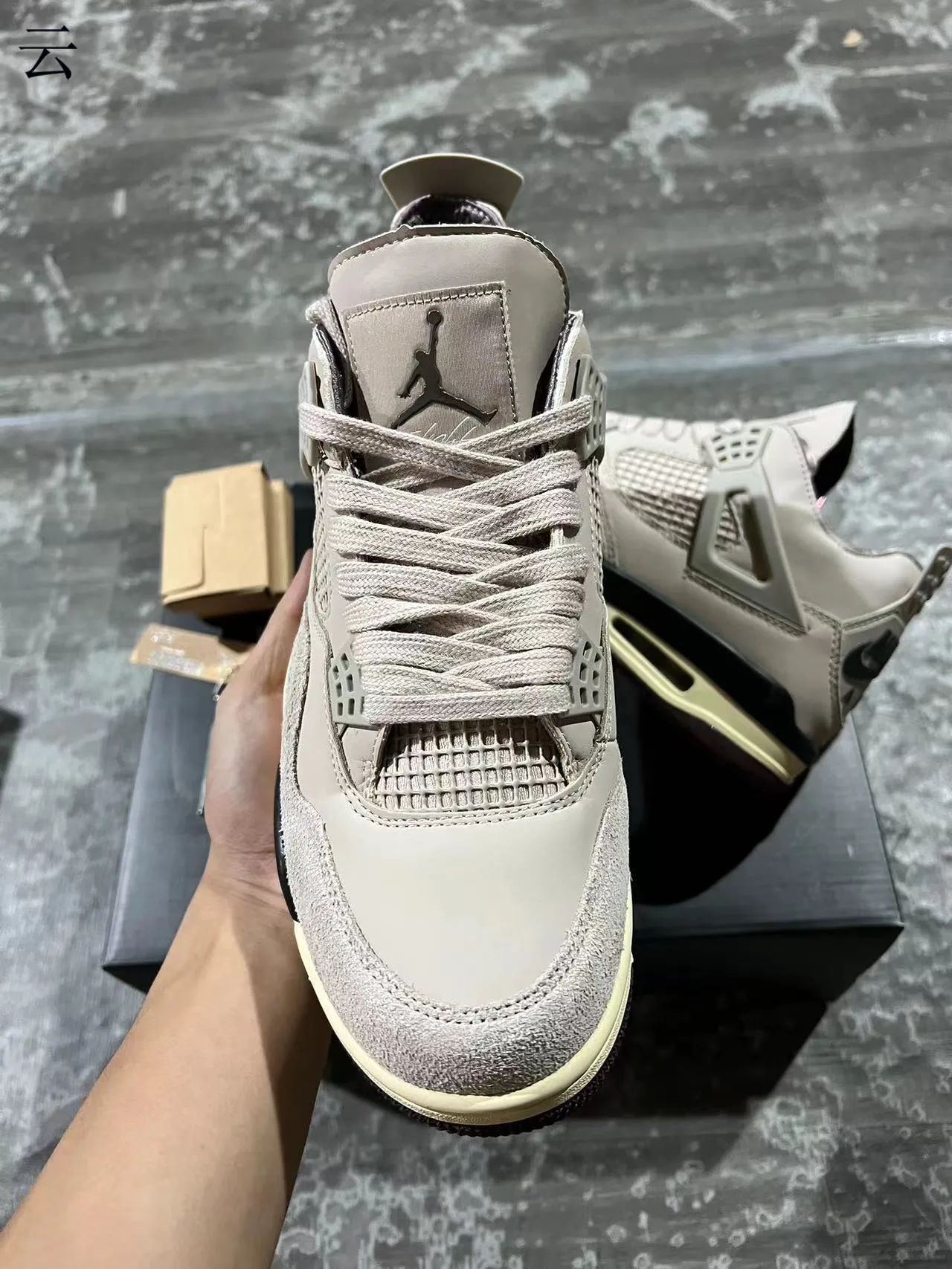 حذاء كرة السلة Air Jordan 4 بيج كريمي أسود 3