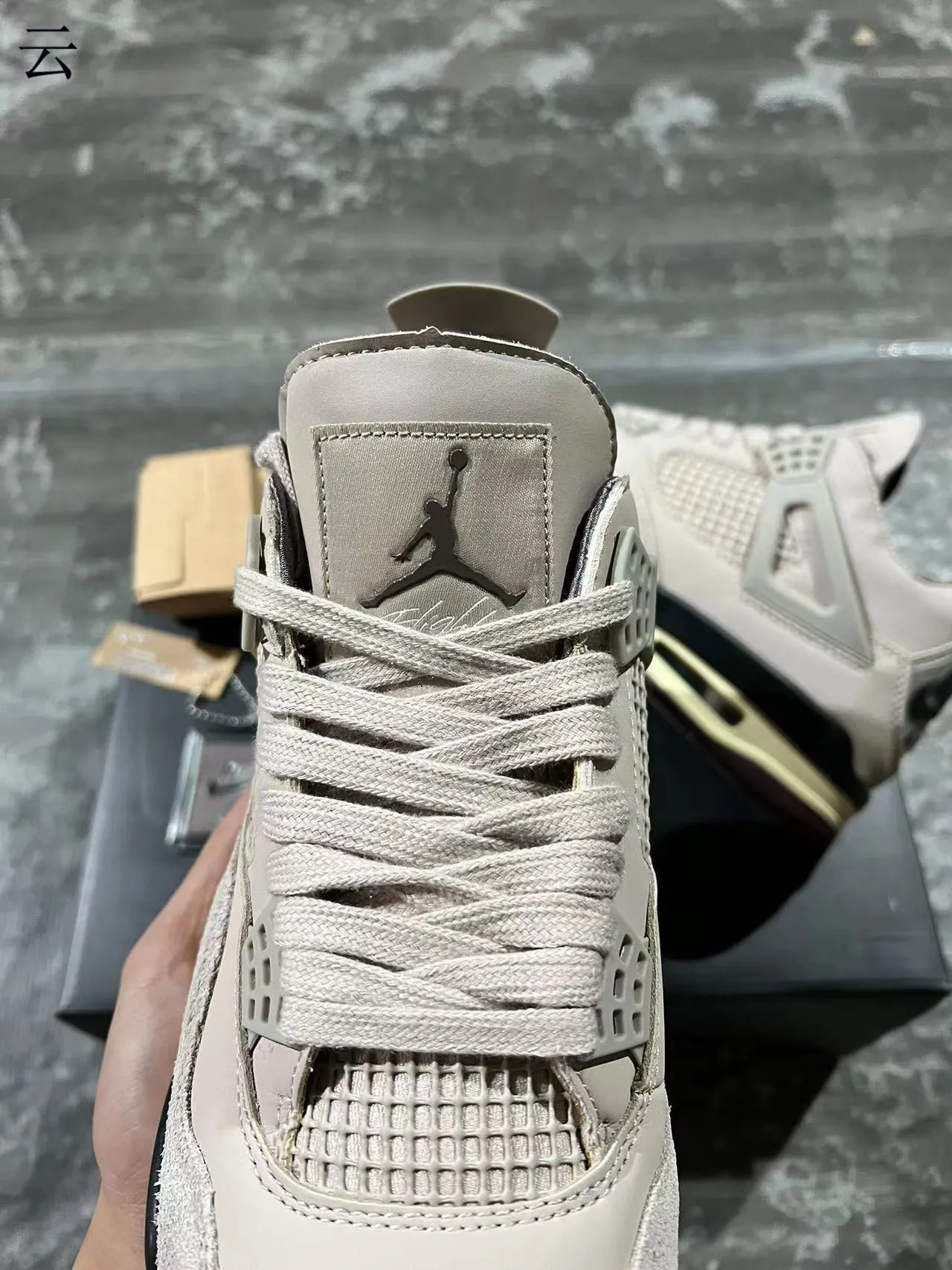 حذاء كرة السلة Air Jordan 4 بيج كريمي أسود 4
