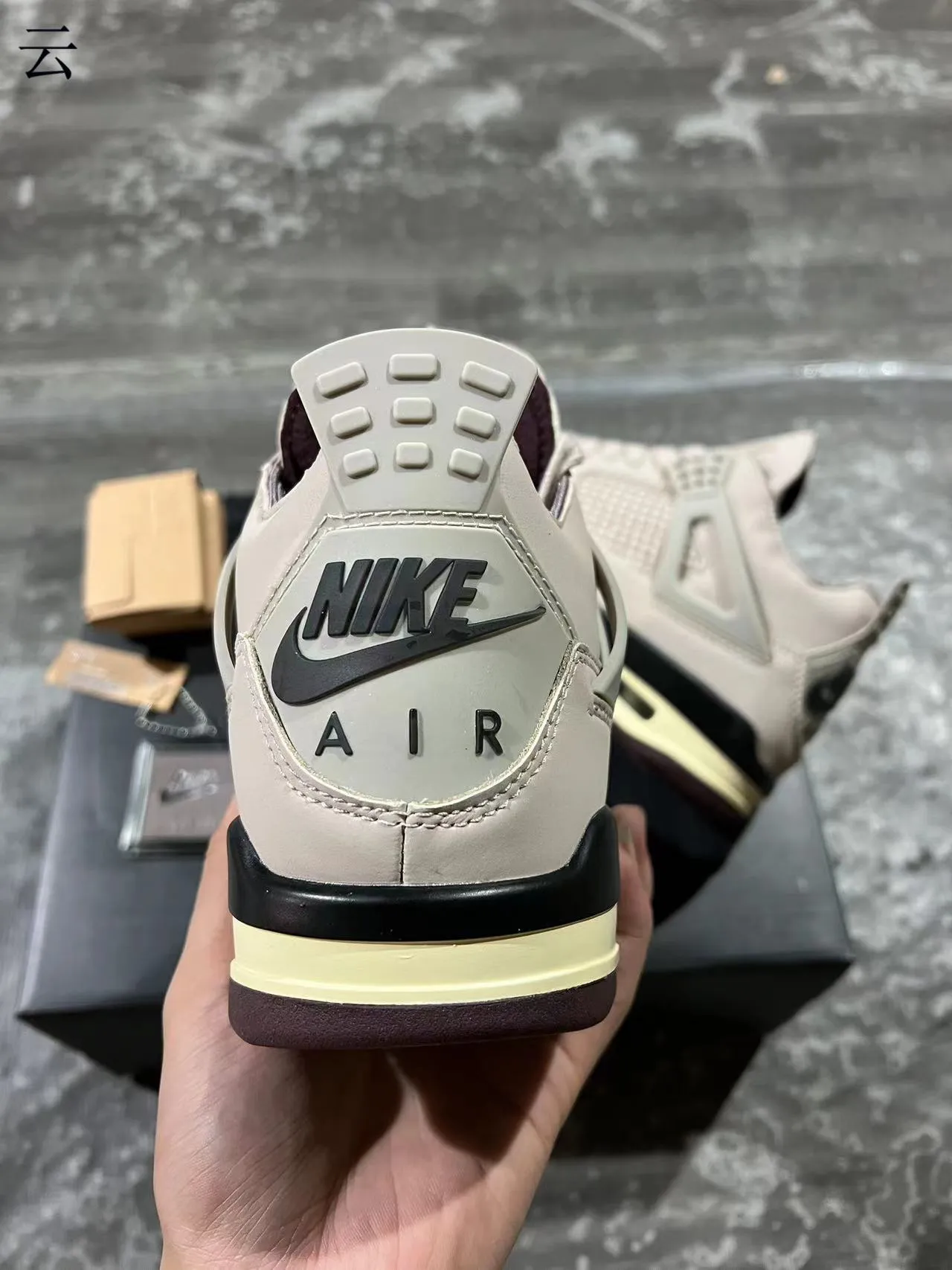 حذاء كرة السلة Air Jordan 4 بيج كريمي أسود 8