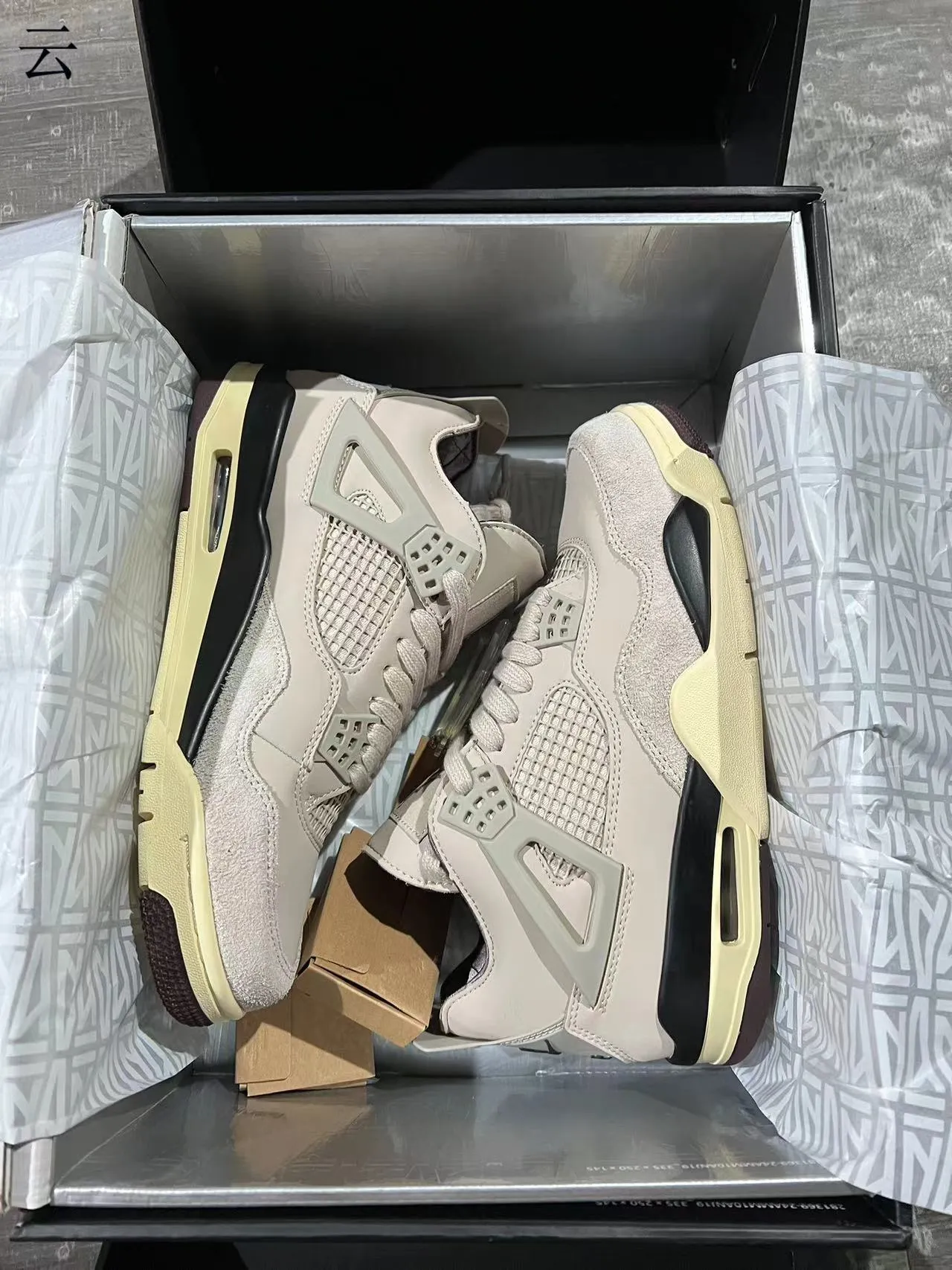 حذاء كرة السلة Air Jordan 4 بيج كريمي أسود 9