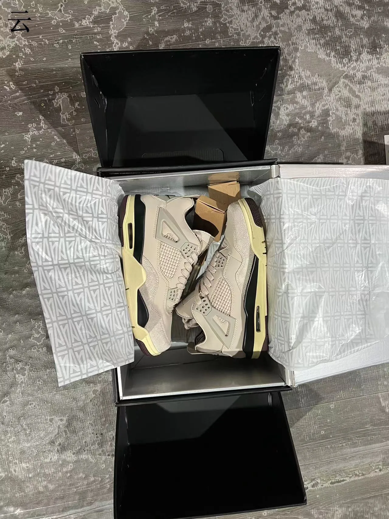 حذاء كرة السلة Air Jordan 4 بيج كريمي أسود 10