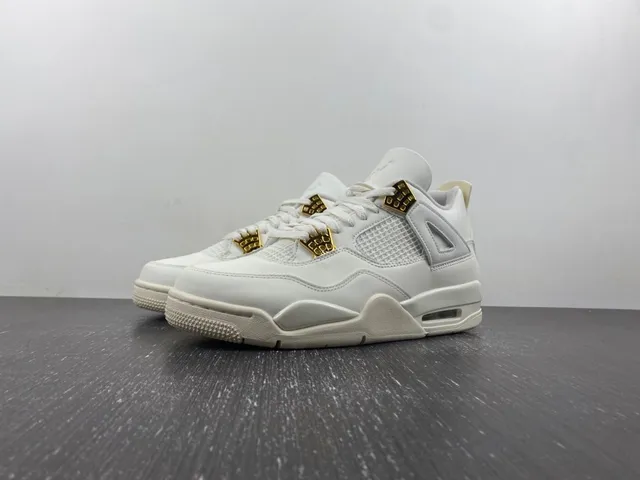 Zapatillas lifestyle Air Jordan 4 de silueta baja en beige y dorado con ojales de plástico moldeado 2