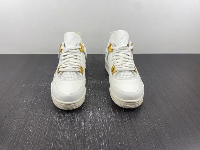 Zapatillas lifestyle Air Jordan 4 de silueta baja en beige y dorado con ojales de plástico moldeado 3