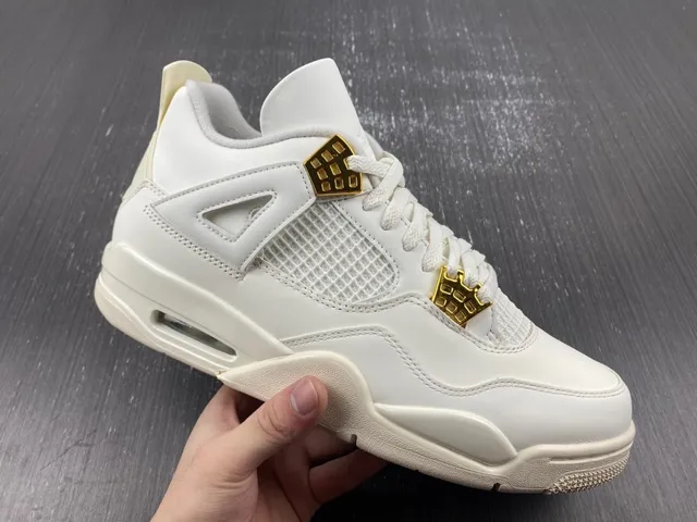 Zapatillas lifestyle Air Jordan 4 de silueta baja en beige y dorado con ojales de plástico moldeado 4