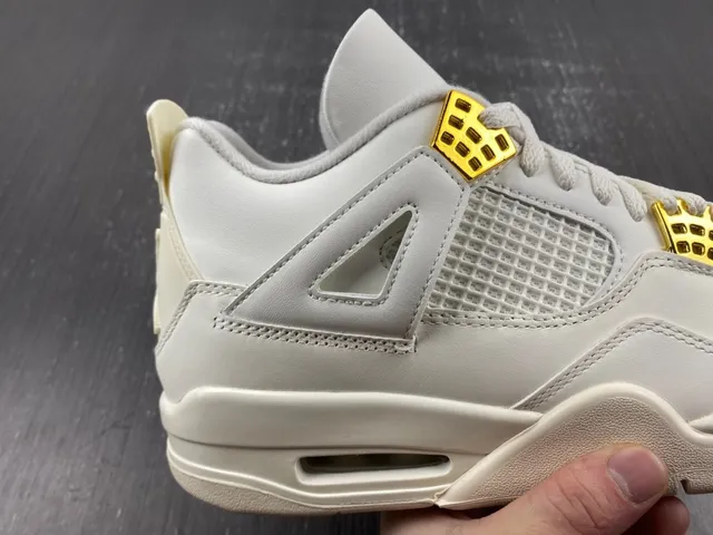 Zapatillas lifestyle Air Jordan 4 de silueta baja en beige y dorado con ojales de plástico moldeado 5