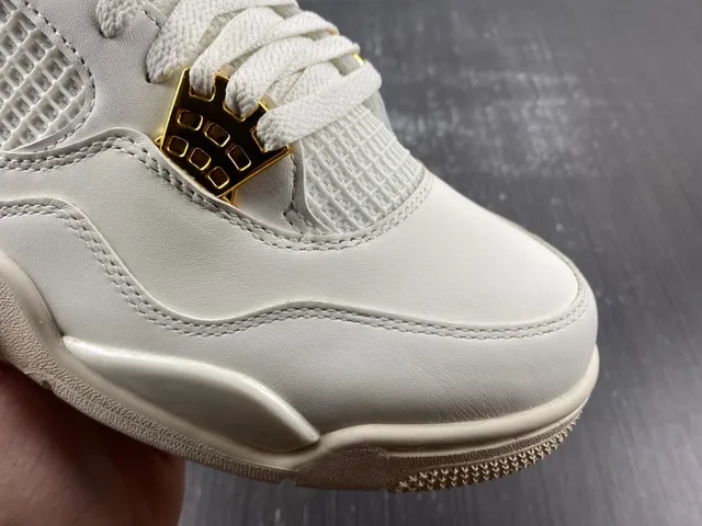 Zapatillas lifestyle Air Jordan 4 de silueta baja en beige y dorado con ojales de plástico moldeado 6