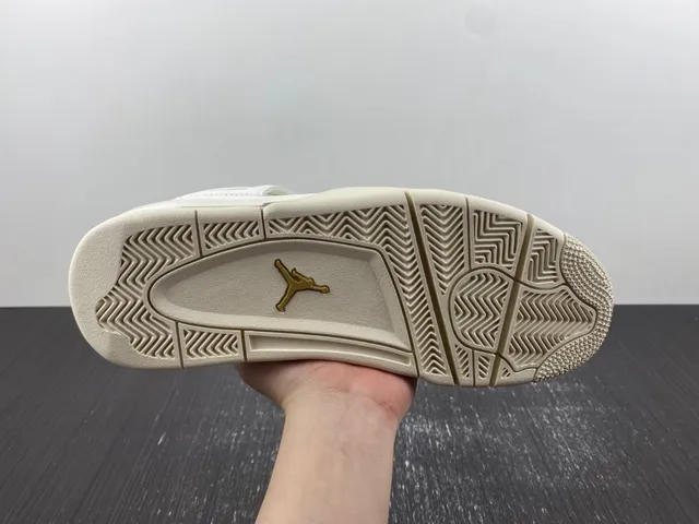 Zapatillas lifestyle Air Jordan 4 de silueta baja en beige y dorado con ojales de plástico moldeado 7