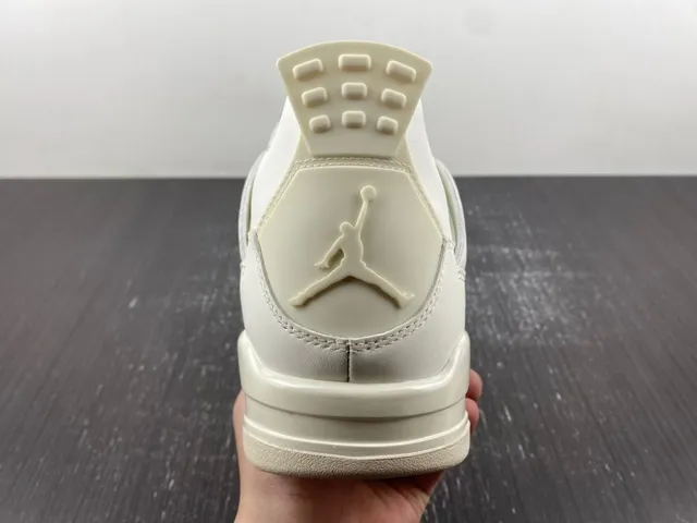Zapatillas lifestyle Air Jordan 4 de silueta baja en beige y dorado con ojales de plástico moldeado 8