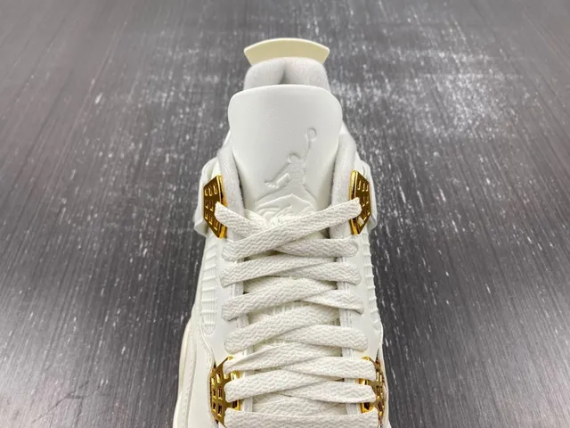 Zapatillas lifestyle Air Jordan 4 de silueta baja en beige y dorado con ojales de plástico moldeado 9