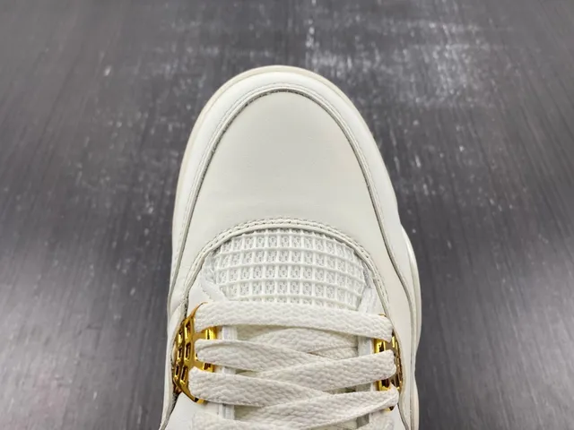 Zapatillas lifestyle Air Jordan 4 de silueta baja en beige y dorado con ojales de plástico moldeado 10