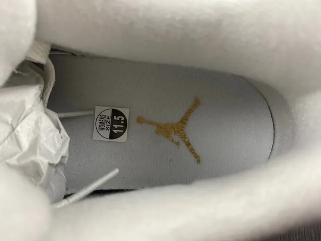 Zapatillas lifestyle Air Jordan 4 de silueta baja en beige y dorado con ojales de plástico moldeado 11