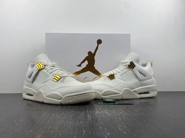 Zapatillas lifestyle Air Jordan 4 de silueta baja en beige y dorado con ojales de plástico moldeado 13