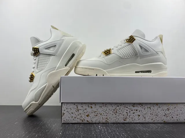 Zapatillas lifestyle Air Jordan 4 de silueta baja en beige y dorado con ojales de plástico moldeado 14