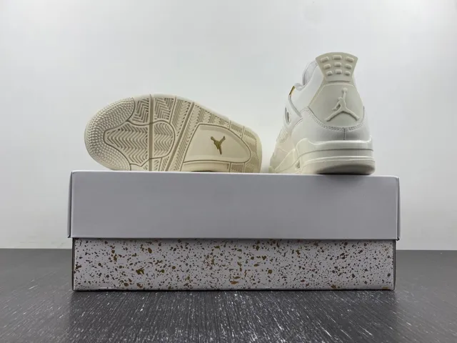 Zapatillas lifestyle Air Jordan 4 de silueta baja en beige y dorado con ojales de plástico moldeado 15
