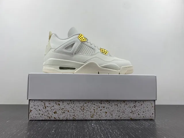 Zapatillas lifestyle Air Jordan 4 de silueta baja en beige y dorado con ojales de plástico moldeado 16