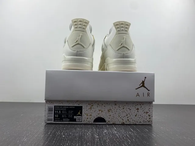 Zapatillas lifestyle Air Jordan 4 de silueta baja en beige y dorado con ojales de plástico moldeado 17
