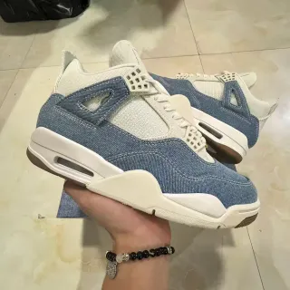 Air Jordan 4 Denim 和 Off-White 生活篮球鞋