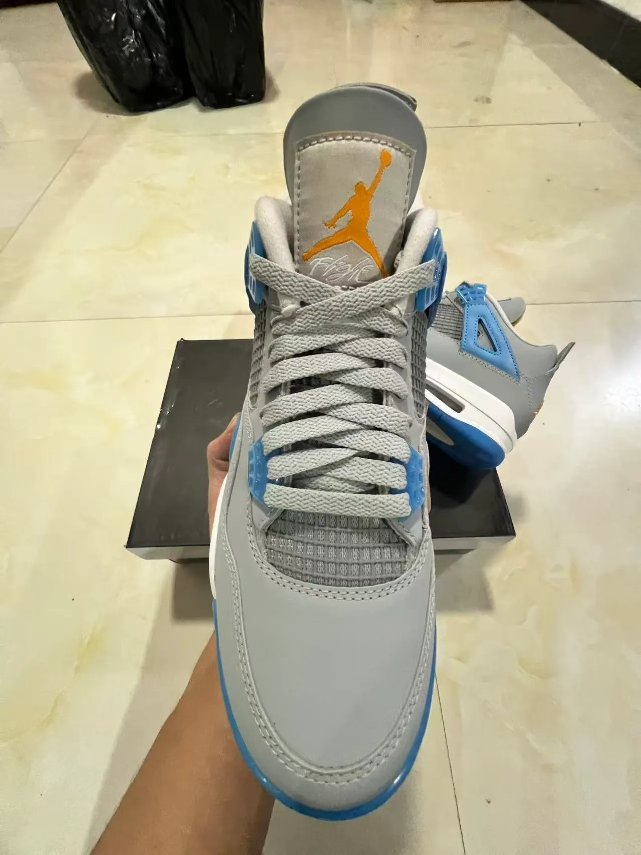 حذاء كرة السلة Air Jordan 4 رمادي أزرق أبيض 3