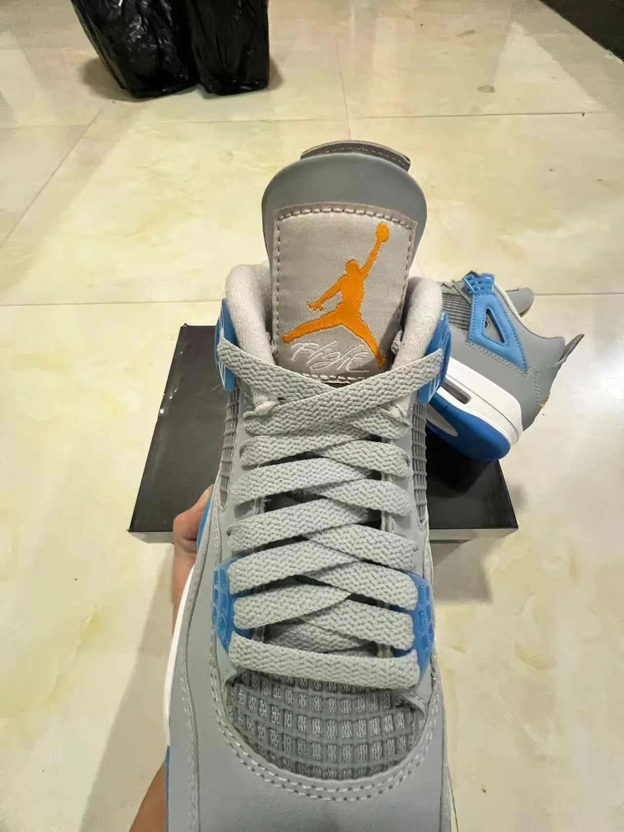 حذاء كرة السلة Air Jordan 4 رمادي أزرق أبيض 4