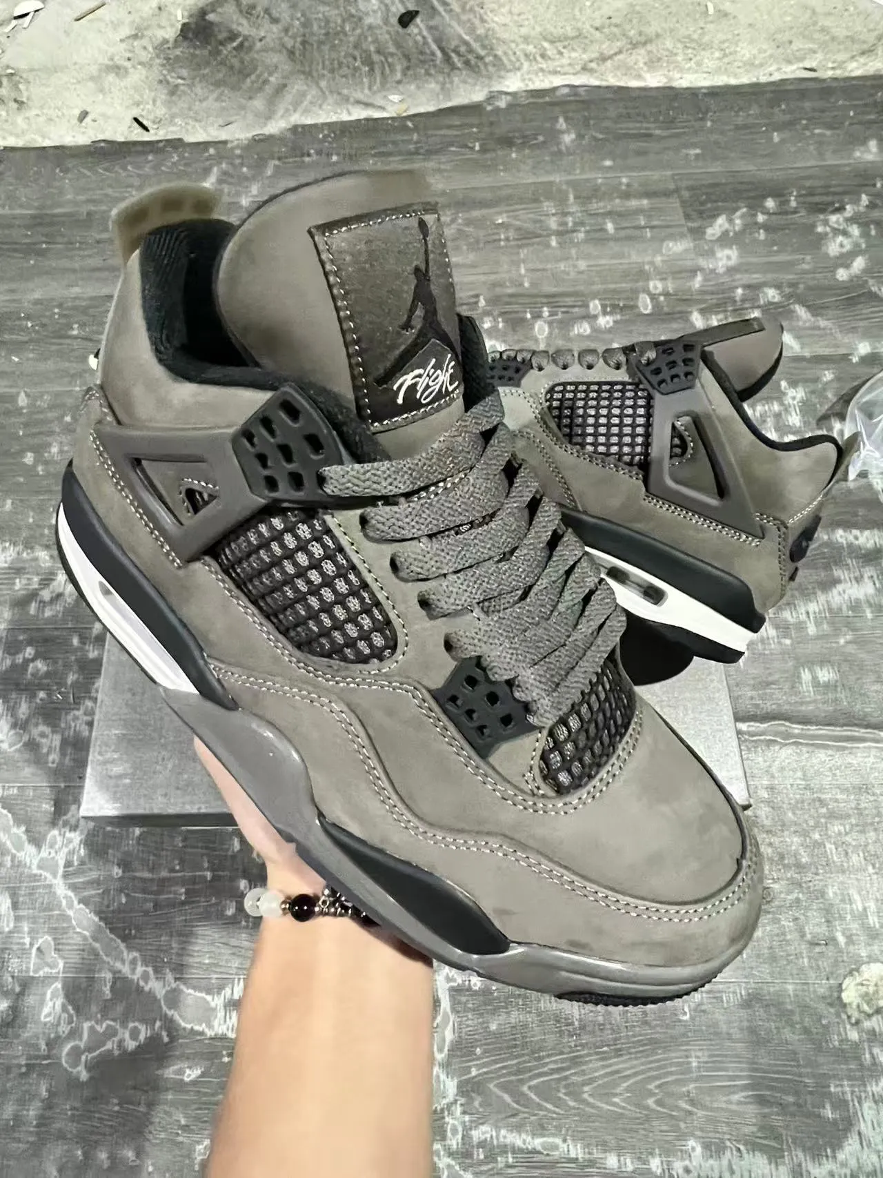 Air Jordan 4 Chaussures de Basketball en Daim Gris avec Cage Plastique Noire 2