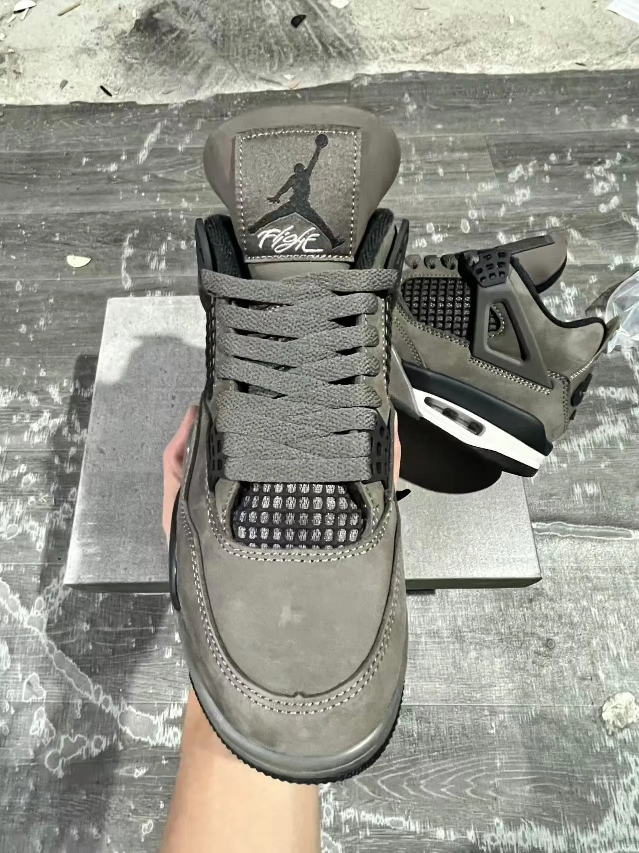 Air Jordan 4 Chaussures de Basketball en Daim Gris avec Cage Plastique Noire 3