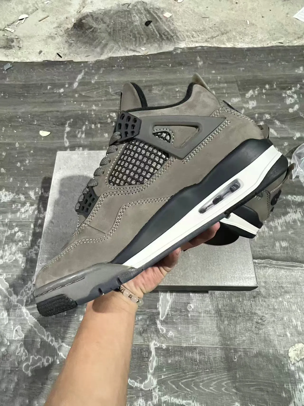Air Jordan 4 Chaussures de Basketball en Daim Gris avec Cage Plastique Noire 5